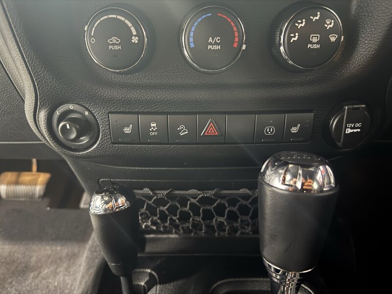 2016 Jeep Wrangler Unlimited Sahara 75th Anniversary - Photo 11 - Rochelle, IL 61068