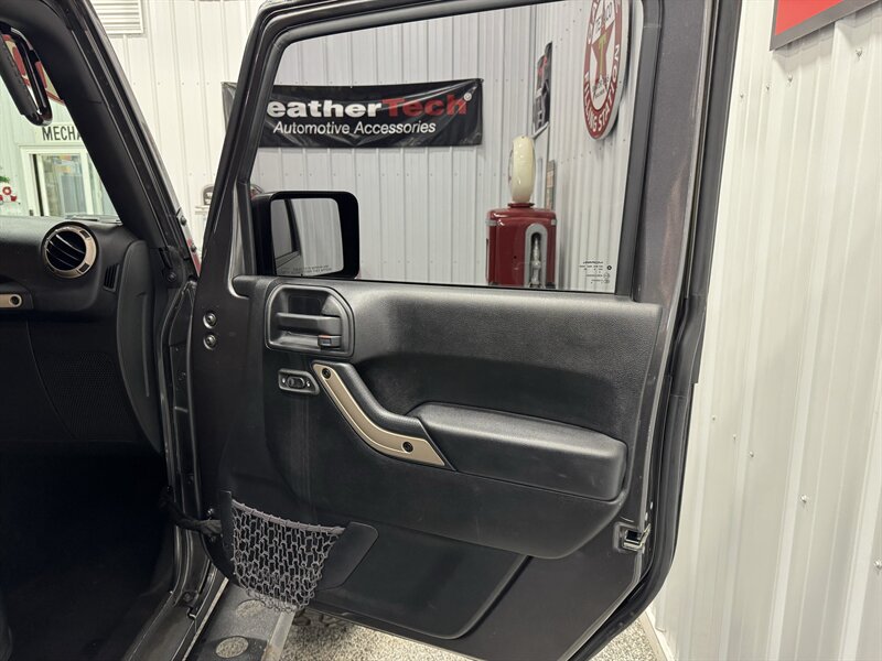 2016 Jeep Wrangler Unlimited Sahara 75th Anniversary - Photo 29 - Rochelle, IL 61068