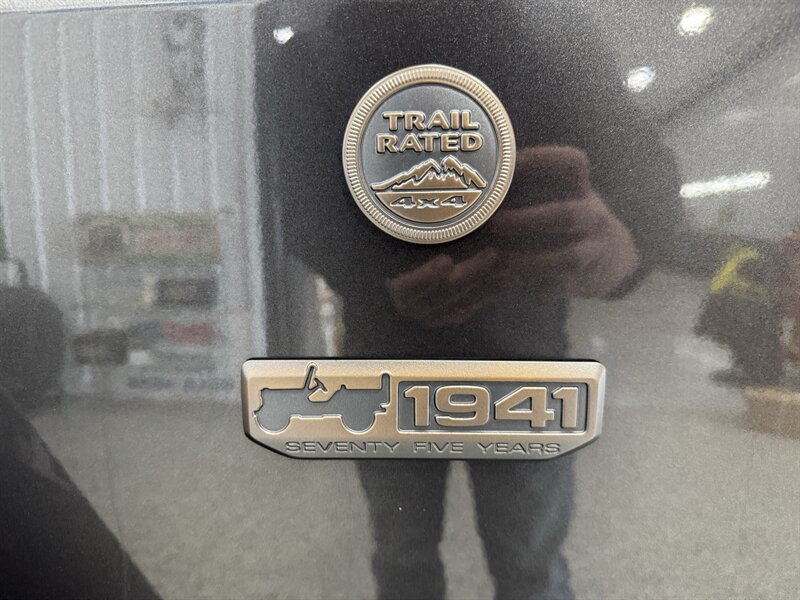 2016 Jeep Wrangler Unlimited Sahara 75th Anniversary - Photo 17 - Rochelle, IL 61068