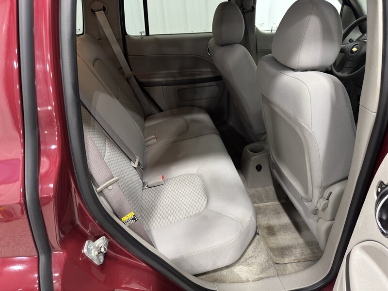 2006 Chevrolet HHR LT - Photo 8 - Rochelle, IL 61068