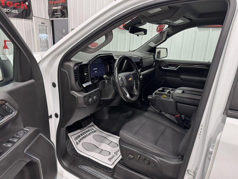 2022 Chevrolet Silverado 1500 LT   - Photo 6 - Rochelle, IL 61068