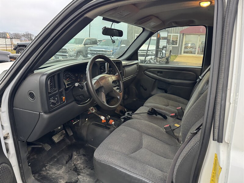 2007 Chevrolet Silverado 3500 Cab & Chassis   - Photo 8 - Rochelle, IL 61068