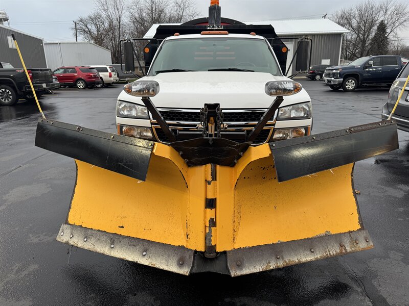 2007 Chevrolet Silverado 3500 Cab & Chassis   - Photo 2 - Rochelle, IL 61068