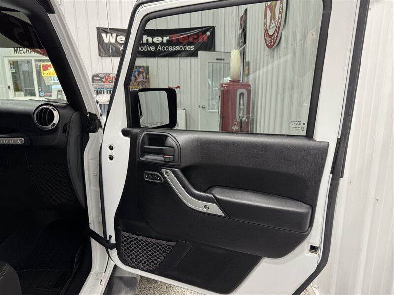 2015 Jeep Wrangler Sahara   - Photo 26 - Rochelle, IL 61068