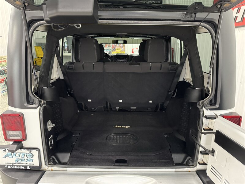 2015 Jeep Wrangler Sahara   - Photo 12 - Rochelle, IL 61068