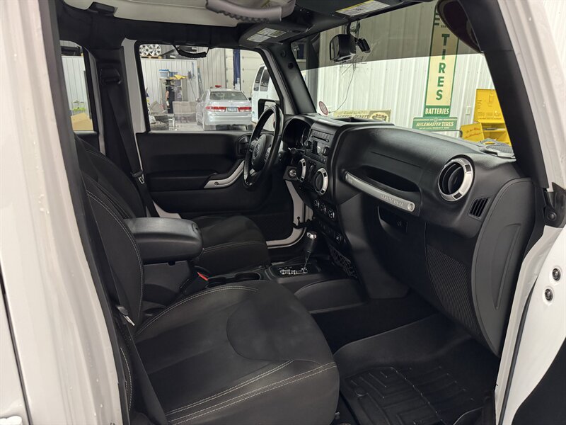 2015 Jeep Wrangler Sahara   - Photo 14 - Rochelle, IL 61068