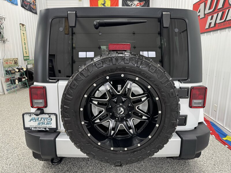 2015 Jeep Wrangler Sahara   - Photo 17 - Rochelle, IL 61068