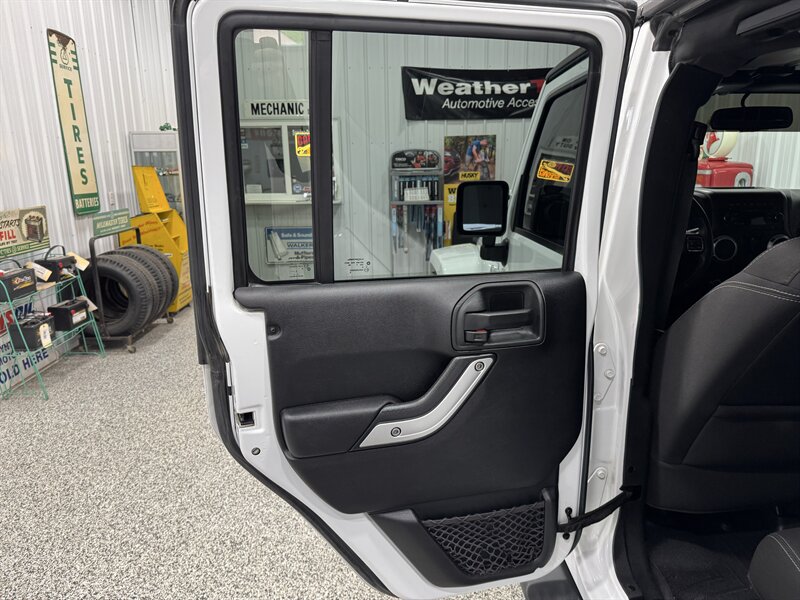 2015 Jeep Wrangler Sahara   - Photo 24 - Rochelle, IL 61068