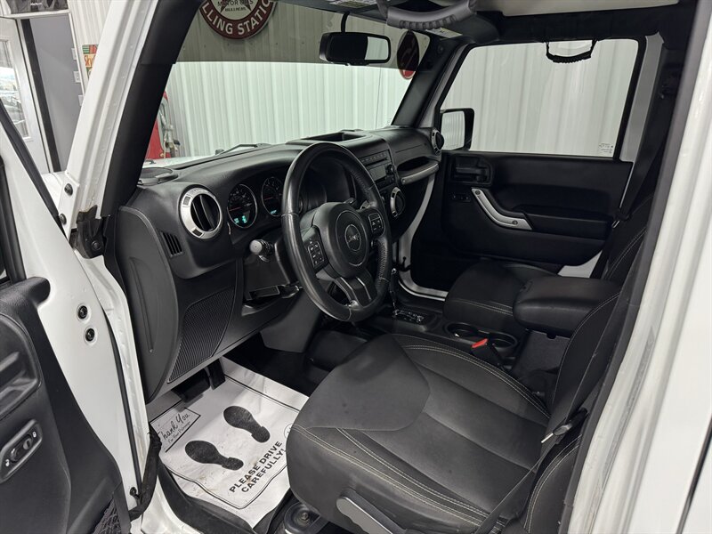 2015 Jeep Wrangler Sahara   - Photo 6 - Rochelle, IL 61068
