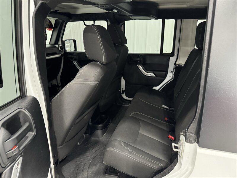 2015 Jeep Wrangler Sahara   - Photo 11 - Rochelle, IL 61068