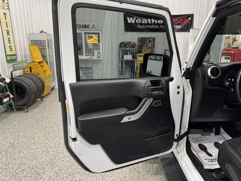 2015 Jeep Wrangler Sahara   - Photo 23 - Rochelle, IL 61068