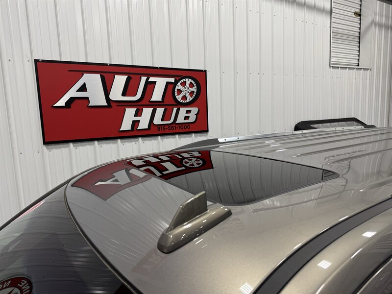 2018 Chevrolet Suburban Premier   - Photo 13 - Rochelle, IL 61068