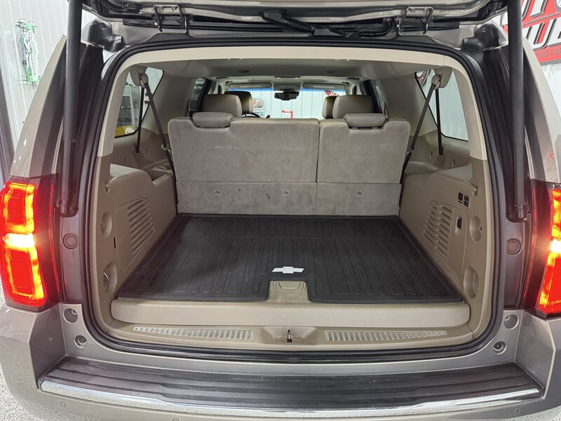 2018 Chevrolet Suburban Premier   - Photo 16 - Rochelle, IL 61068
