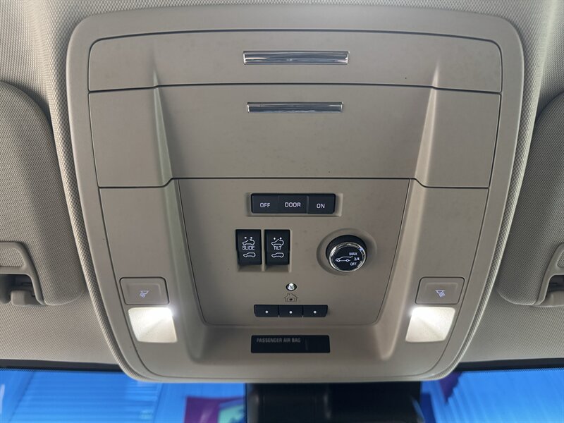 2018 Chevrolet Suburban Premier   - Photo 12 - Rochelle, IL 61068