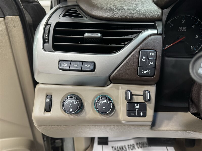 2018 Chevrolet Suburban Premier   - Photo 11 - Rochelle, IL 61068