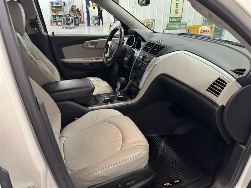 2011 Chevrolet Traverse LTZ - Photo 14 - Rochelle, IL 61068