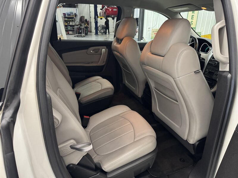 2011 Chevrolet Traverse LTZ - Photo 13 - Rochelle, IL 61068