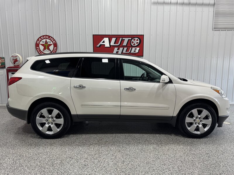 2011 Chevrolet Traverse LTZ - Photo 4 - Rochelle, IL 61068