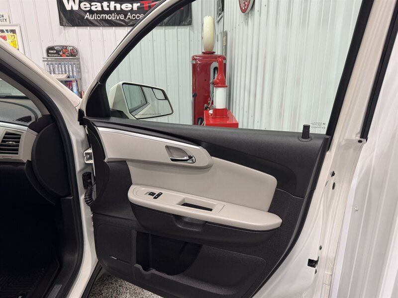 2011 Chevrolet Traverse LTZ - Photo 22 - Rochelle, IL 61068