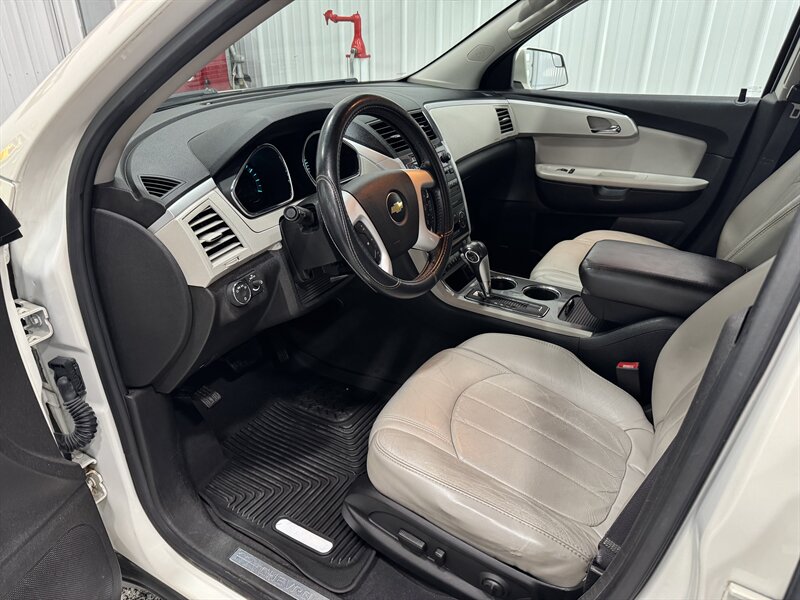 2011 Chevrolet Traverse LTZ - Photo 6 - Rochelle, IL 61068