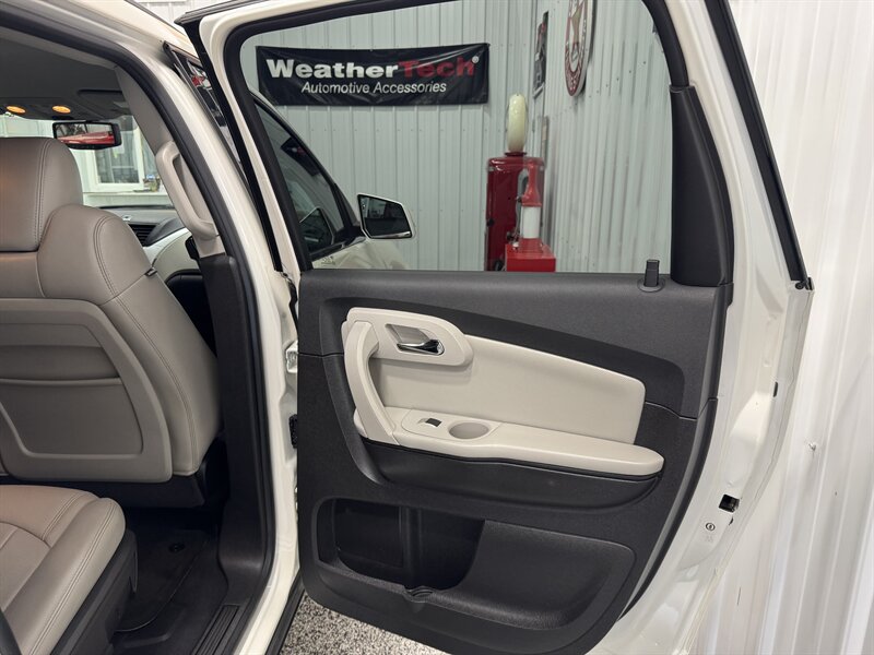 2011 Chevrolet Traverse LTZ - Photo 21 - Rochelle, IL 61068