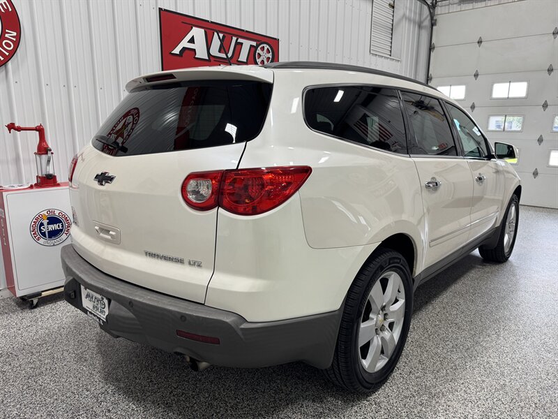 2011 Chevrolet Traverse LTZ - Photo 16 - Rochelle, IL 61068