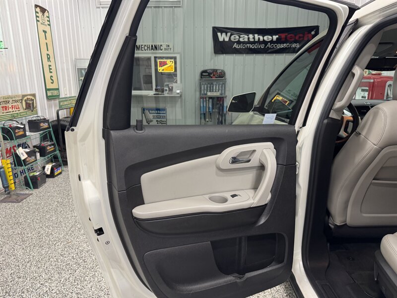 2011 Chevrolet Traverse LTZ - Photo 20 - Rochelle, IL 61068