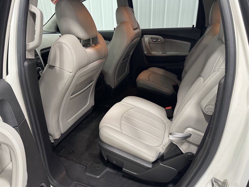 2011 Chevrolet Traverse LTZ - Photo 12 - Rochelle, IL 61068