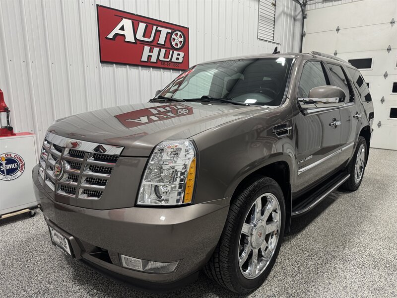 2013 Cadillac Escalade Luxury   - Photo 1 - Rochelle, IL 61068