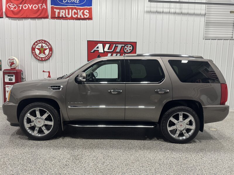 2013 Cadillac Escalade Luxury   - Photo 2 - Rochelle, IL 61068