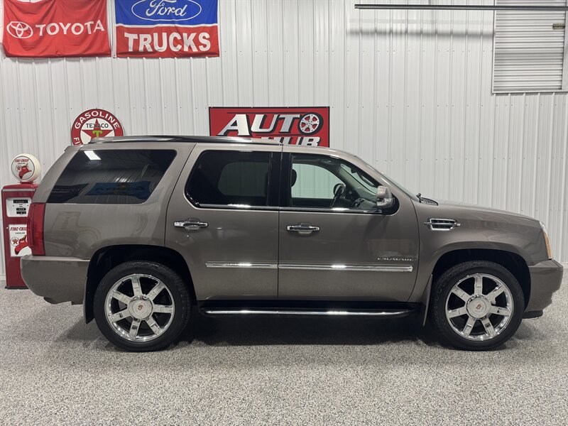 2013 Cadillac Escalade Luxury   - Photo 4 - Rochelle, IL 61068