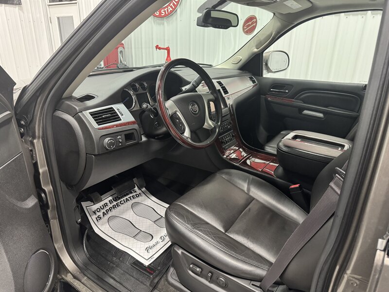 2013 Cadillac Escalade Luxury   - Photo 12 - Rochelle, IL 61068