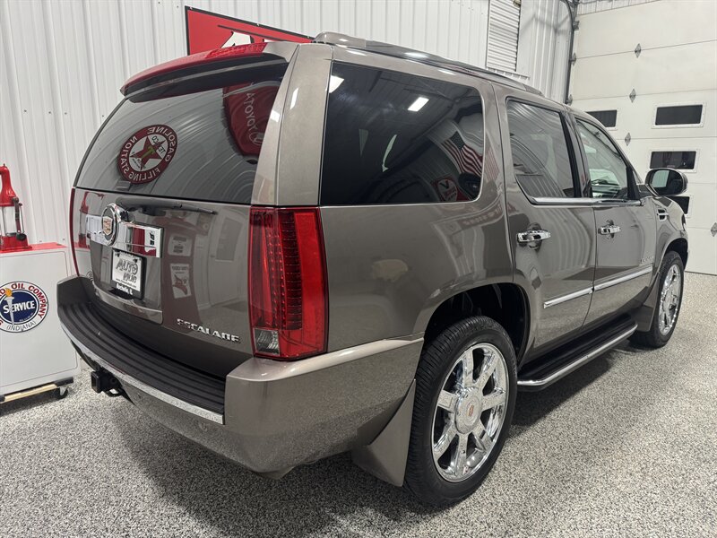 2013 Cadillac Escalade Luxury   - Photo 5 - Rochelle, IL 61068