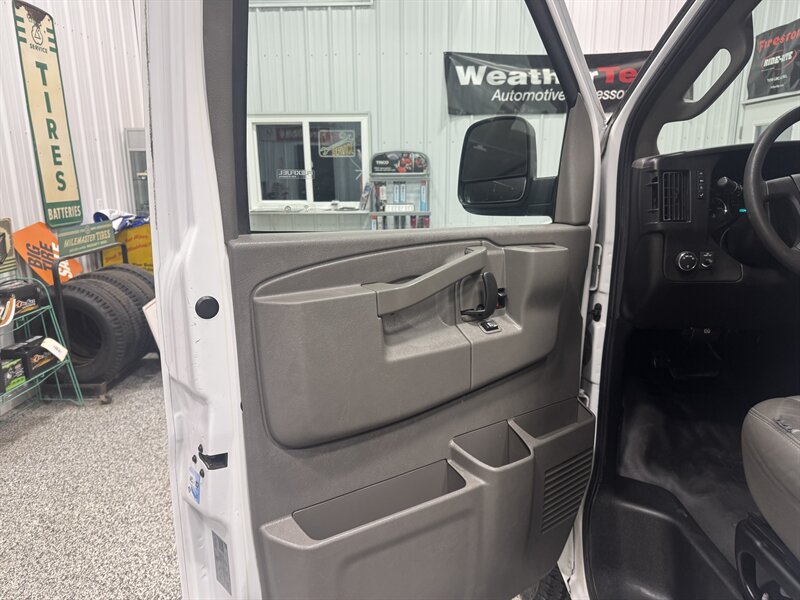 2019 Chevrolet Express 2500   - Photo 13 - Rochelle, IL 61068