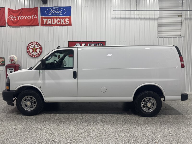 2019 Chevrolet Express 2500   - Photo 2 - Rochelle, IL 61068