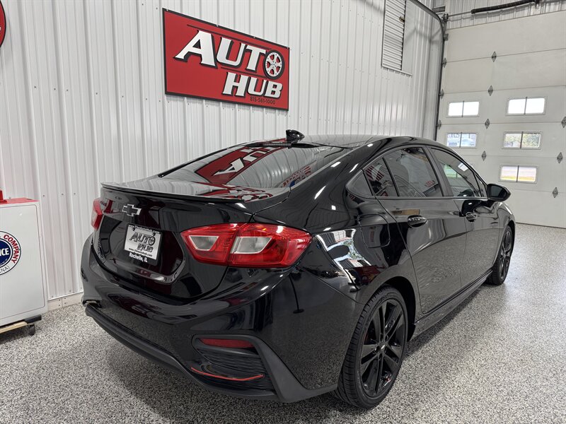 2017 Chevrolet Cruze LT Auto - Photo 19 - Rochelle, IL 61068