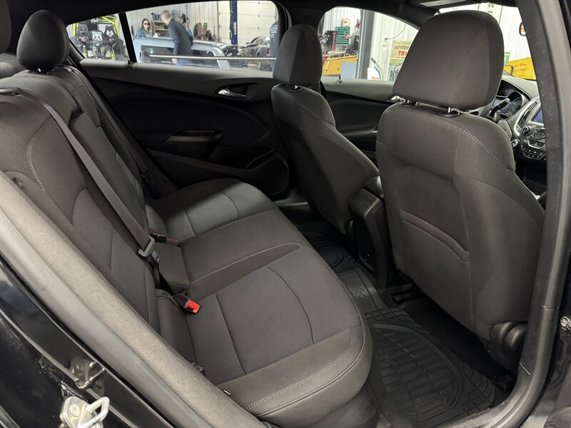 2017 Chevrolet Cruze LT Auto - Photo 13 - Rochelle, IL 61068