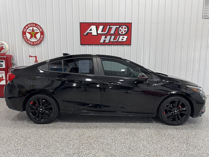 2017 Chevrolet Cruze LT Auto - Photo 3 - Rochelle, IL 61068