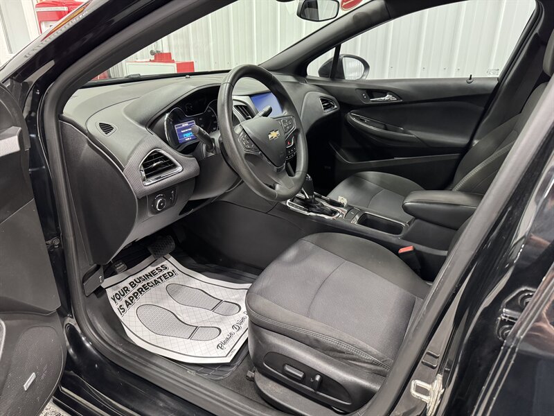 2017 Chevrolet Cruze LT Auto - Photo 6 - Rochelle, IL 61068