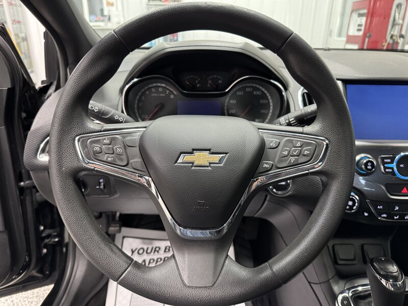 2017 Chevrolet Cruze LT Auto - Photo 7 - Rochelle, IL 61068