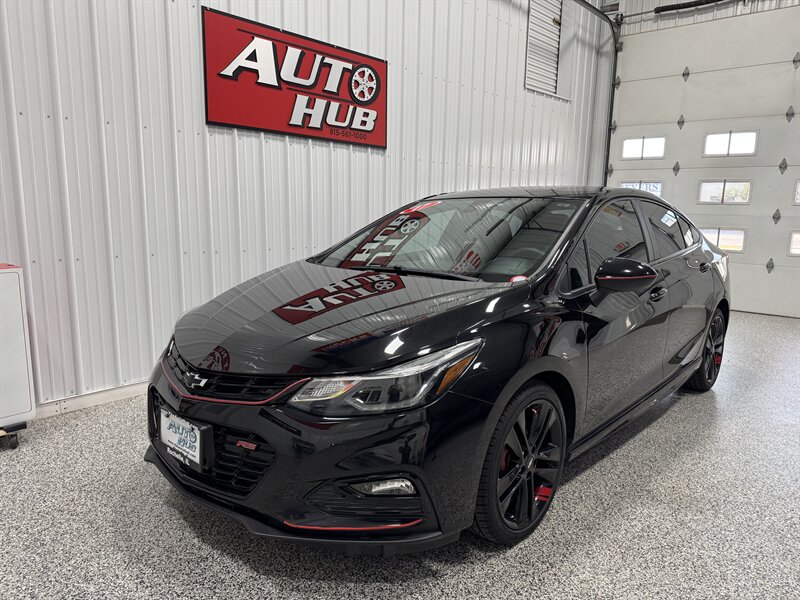 2017 Chevrolet Cruze LT Auto - Photo 2 - Rochelle, IL 61068