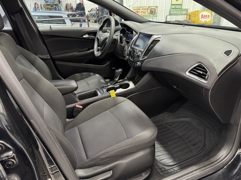 2017 Chevrolet Cruze LT Auto - Photo 14 - Rochelle, IL 61068