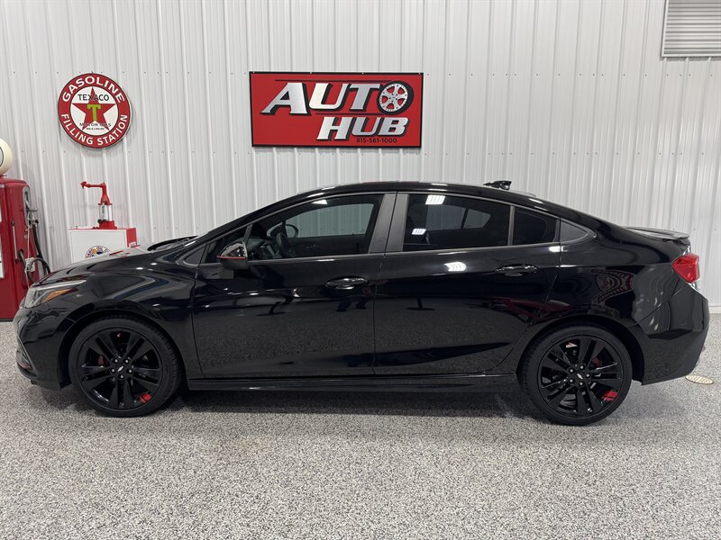 2017 Chevrolet Cruze LT Auto - Photo 1 - Rochelle, IL 61068
