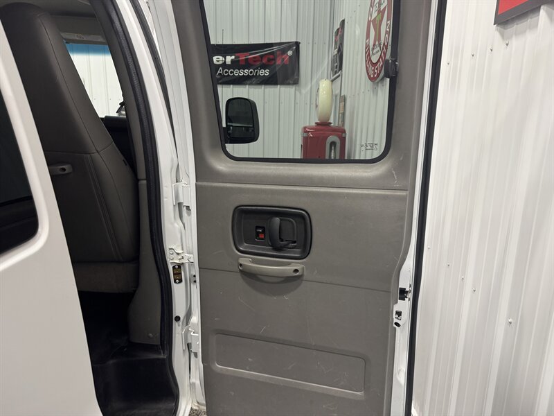 2019 Chevrolet Express LS 3500  15 Passenger - Photo 21 - Rochelle, IL 61068