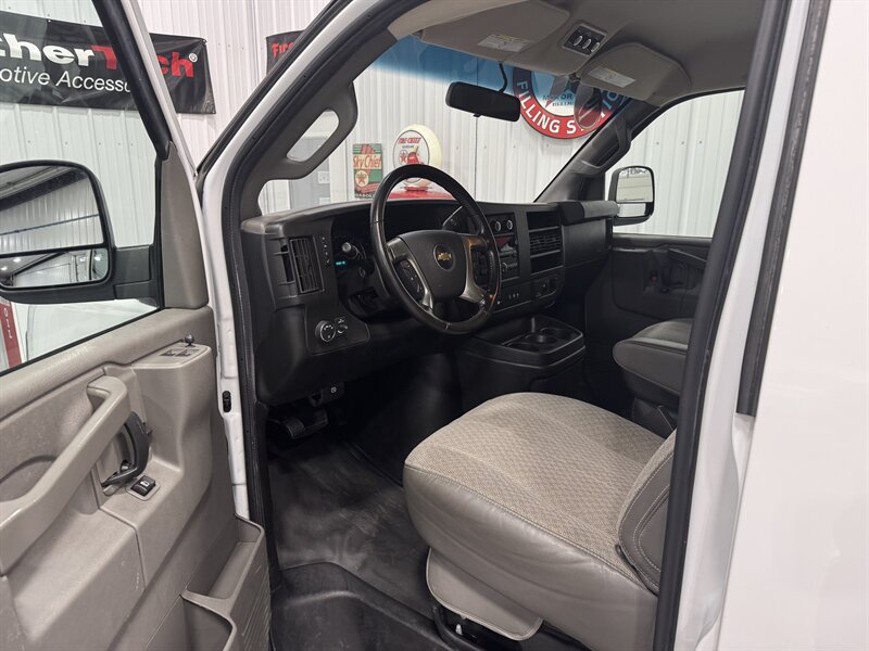 2019 Chevrolet Express LS 3500  15 Passenger - Photo 6 - Rochelle, IL 61068