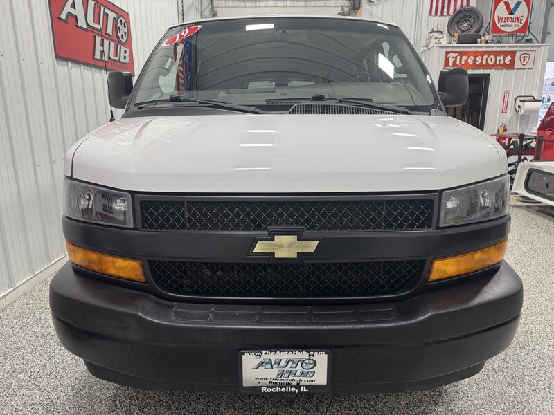 2019 Chevrolet Express LS 3500  15 Passenger - Photo 17 - Rochelle, IL 61068