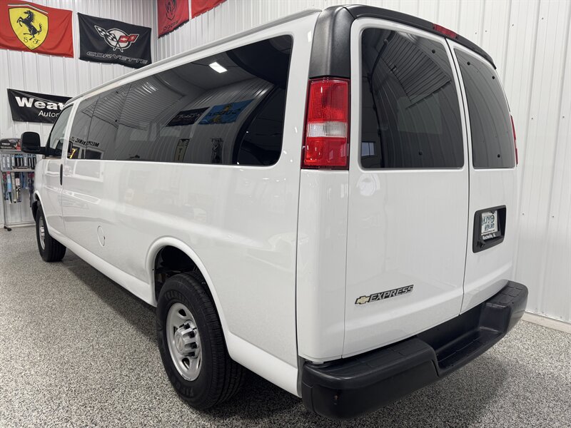 2019 Chevrolet Express LS 3500  15 Passenger - Photo 16 - Rochelle, IL 61068