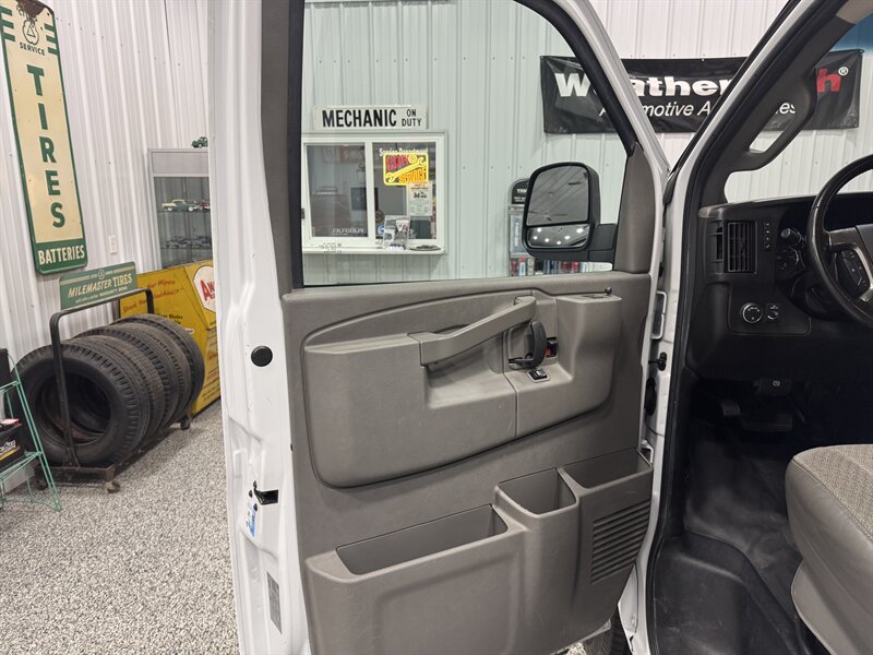 2019 Chevrolet Express LS 3500  15 Passenger - Photo 20 - Rochelle, IL 61068
