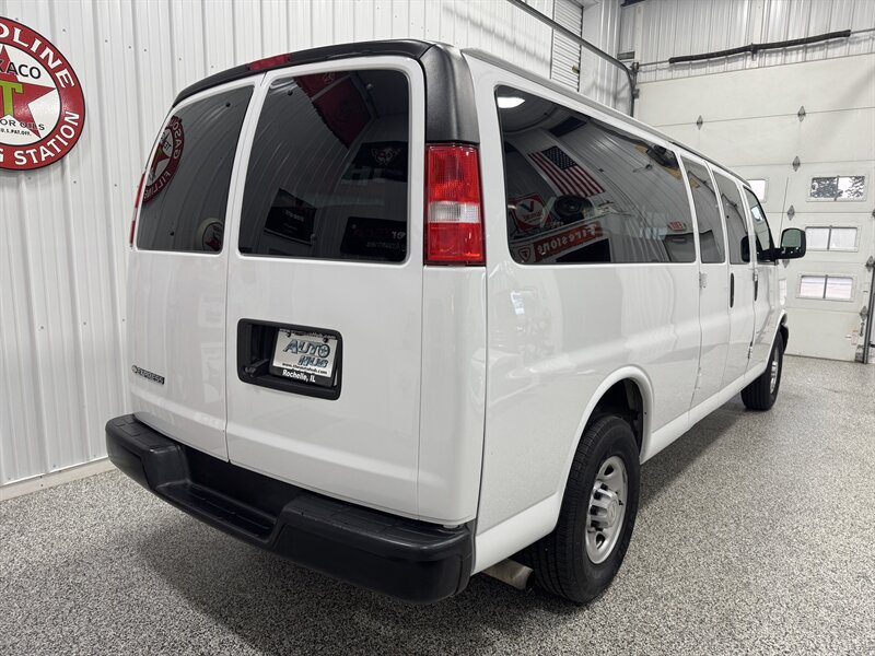 2019 Chevrolet Express LS 3500  15 Passenger - Photo 18 - Rochelle, IL 61068