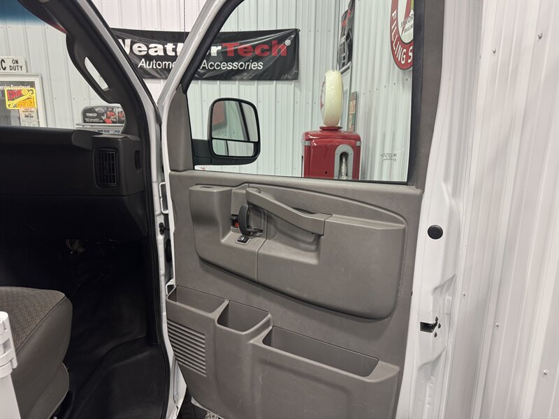 2019 Chevrolet Express LS 3500  15 Passenger - Photo 22 - Rochelle, IL 61068